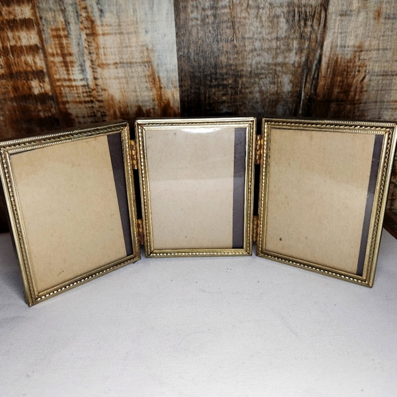 Vintage Tri-Fold Triple Hinged Frame Photo Picture Holder Brass Hinged 3x4 MCM - Picture 1 of 6
